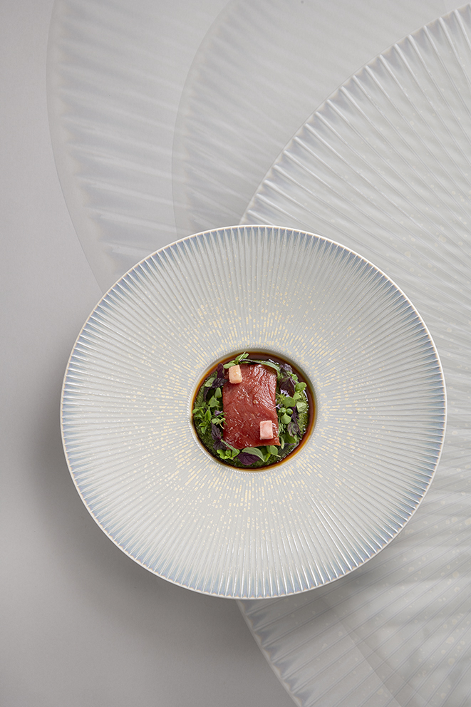 Bœuf pirenaïka de mizu et céline monaco dans son environnement, herbes, izarra, jus de bœuf à la moelle