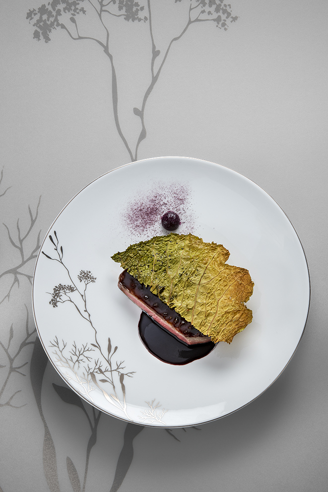 Faux-filet de bœuf maturé, glacé au poivre, pressé de choux, extrait de chou rouge comme une sauce bordelaise