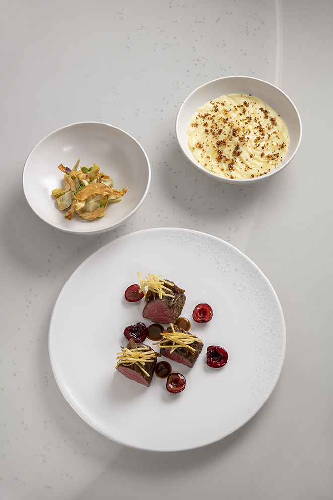 Cœur de rumsteck, pétales d’oignons caramélisés et acidulés, pommes pailles et jus au vin rouge