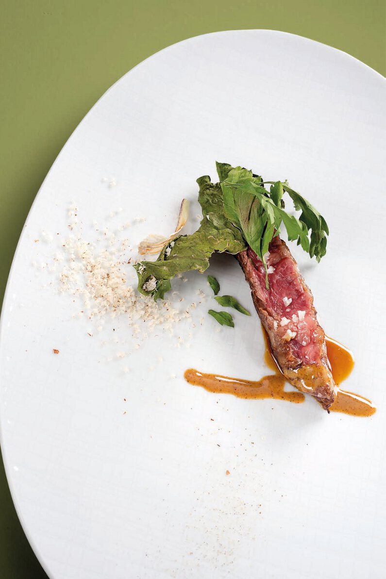 Boeuf rôti, cardamome noire fumée, huile de noix et roquette