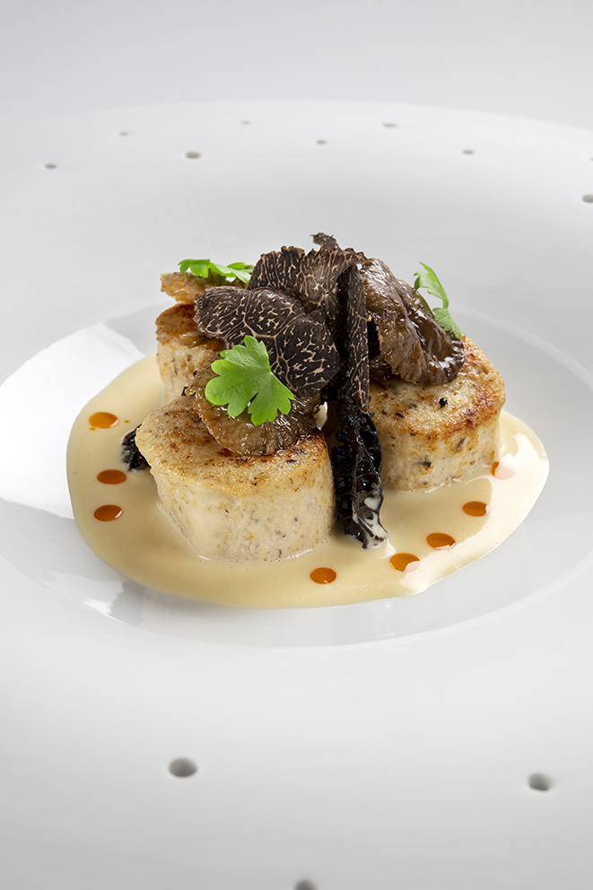 Boudin blanc de volaille et homard à la truffe, sauce vin jaune aux morilles