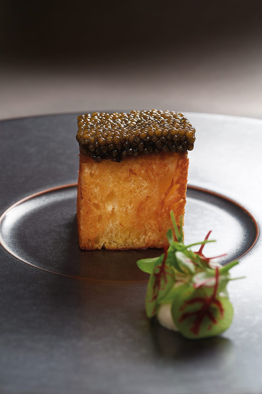 Caviar osciètre gold, pain mi-perdu mi-soufflé, pomme pompadour, oseille sauvage