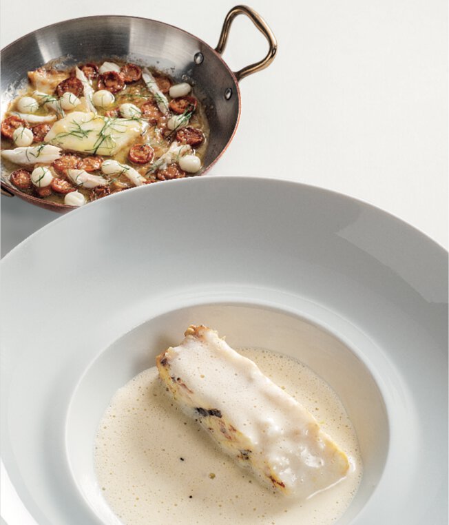 Turbot épais en deux services. filet rôti au feu de bois au poivre noir « cacio e tio pepe », gratin des peaux blanches et gnocchis de chair aux girolles