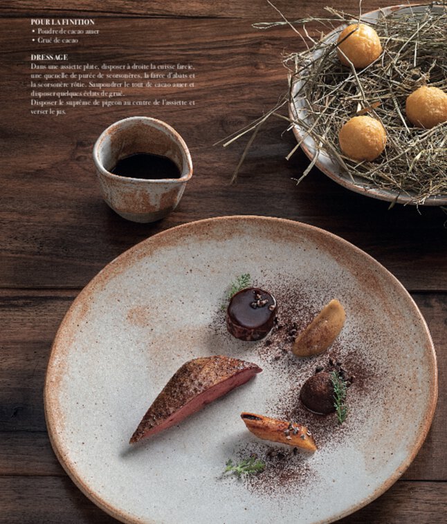 Pigeon de bresse cuit à la braise, scorsonère, cacao et géranium rosat
