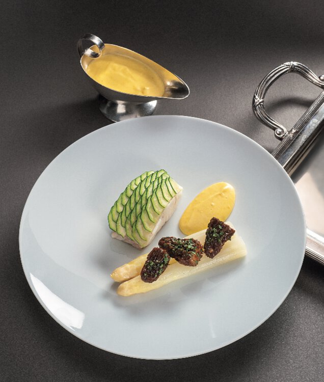 Sandre en écailles de courgette, asperges blanches d’alsace, morilles, sabayon au raifort