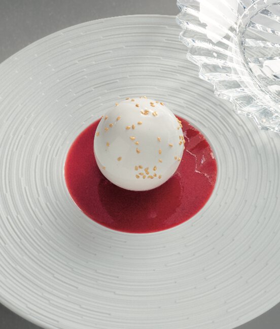 Sphère croquante au chocolat blanc, ganache crémeuse fraise basilic