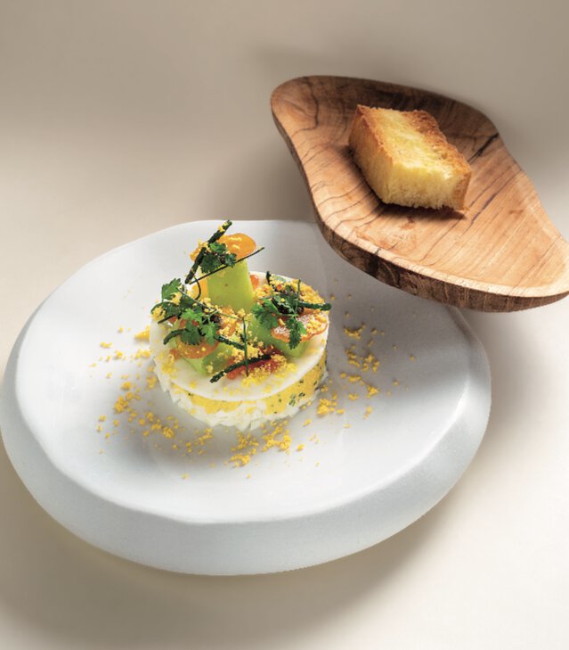 Œuf bio façon mimosa terre &amp; mer, œufs durs, fine mayonnaise aux herbes fines, œuf de truite, poutargue et celtuce, focaccia toastée