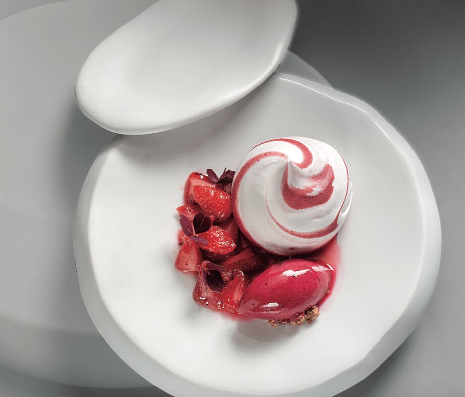 Crémeux à la vanille de madagascar, glace à l’asperge blanche de jérôme galis, compotée de fraises de yannick colombié
