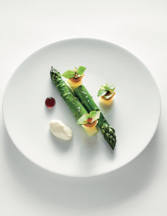 Asperges vertes du var, miso au piment vert, pommes et vinaigre de pommes