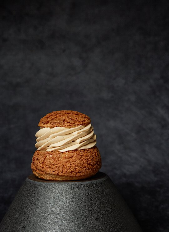 Chou à la crème au chocolat, banane et caramel