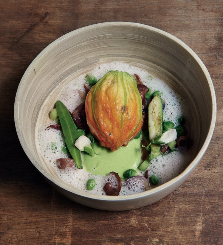 Courgette fleur farcie, bouillon de mousserons