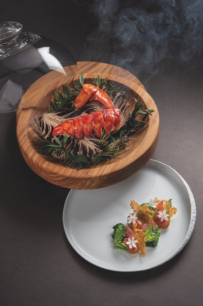 Homard bleu en éclade, grenailles, rhubarbe et baies de myrte