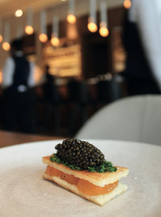 Toast de jaune d’œuf bio, caviar et aneth