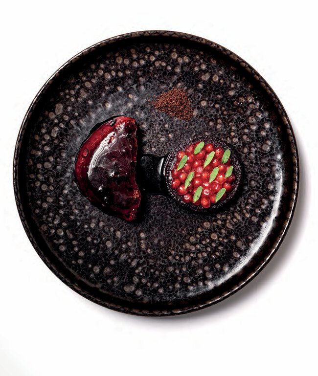 Foie gras poêlé, mélasse de betteraves, tarte fine de betteraves, grenade, sumac