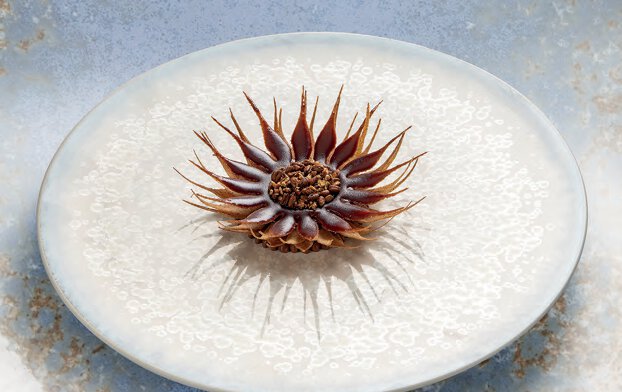 Seigle des ardennes, caramel, praliné et sorbet au grué de cacao, crème anglaise au seigle torréfié