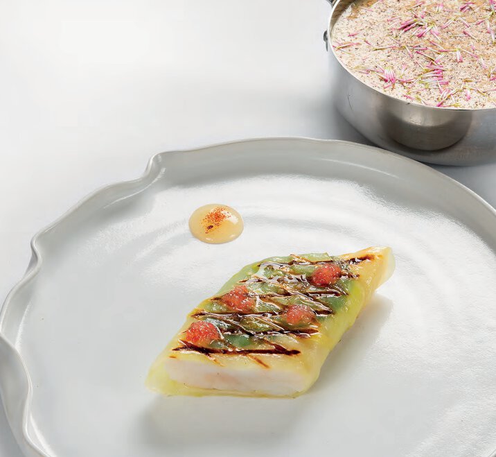 Saint-pierre cuit à la presse en feuille de chou et basilic, jus d’arêtes  au noilly prat® et baies de genièvre