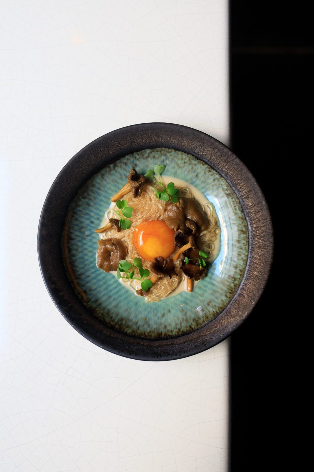 Carbonara de vermicelle, jaune d’œuf confit au soja et chanterelles
