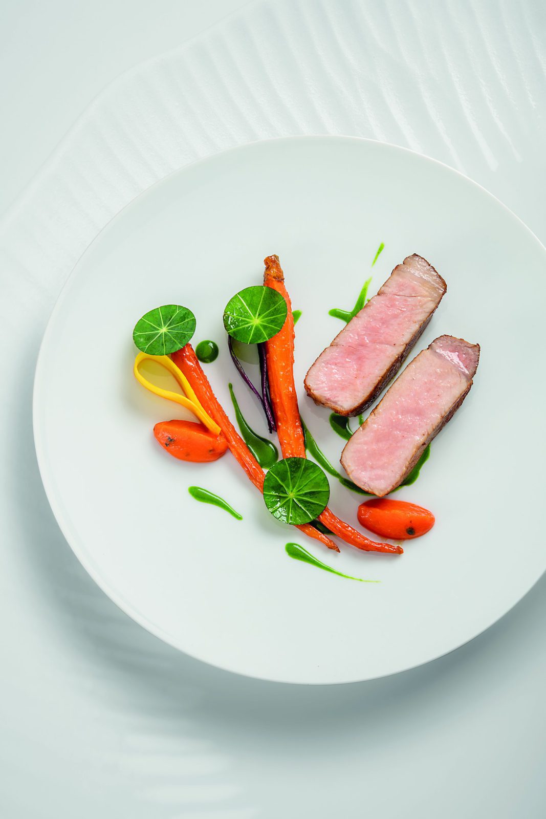 Le cochon maturé à l’orge, carotte fane, miso d’orge, baies exotiques