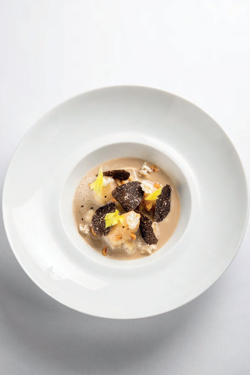 Céleri-rave « monarch » cuit en pot de terre et servi à la cuillère, truffe noire, noisettes torréfiées et râpé de beaufort, beurre battu à la truffe noire