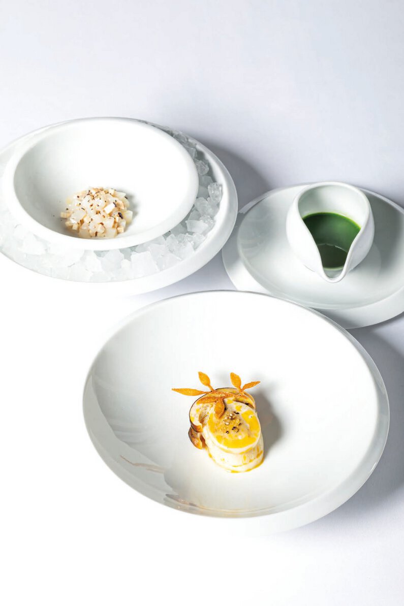 Cèpes à la vapeur de foie gras de canard et noix de coquilles saintjacques, tartare rafraîchi et jus de persil