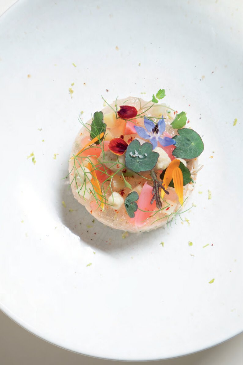 Chair de crabe aux fines herbes, caramel de fenouil, gelée de thym citron