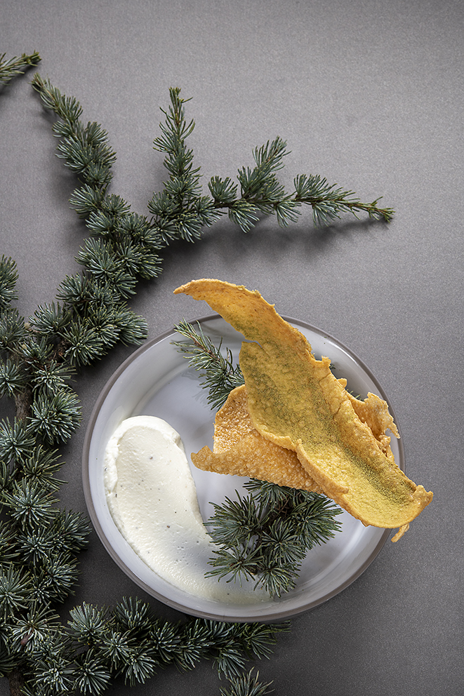 Chips de polenta, crémeux de chèvre frais, sapin