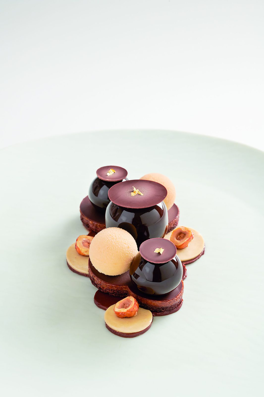 Chocolat signature, croustillant à la noisette du piémont et sa crème glacée