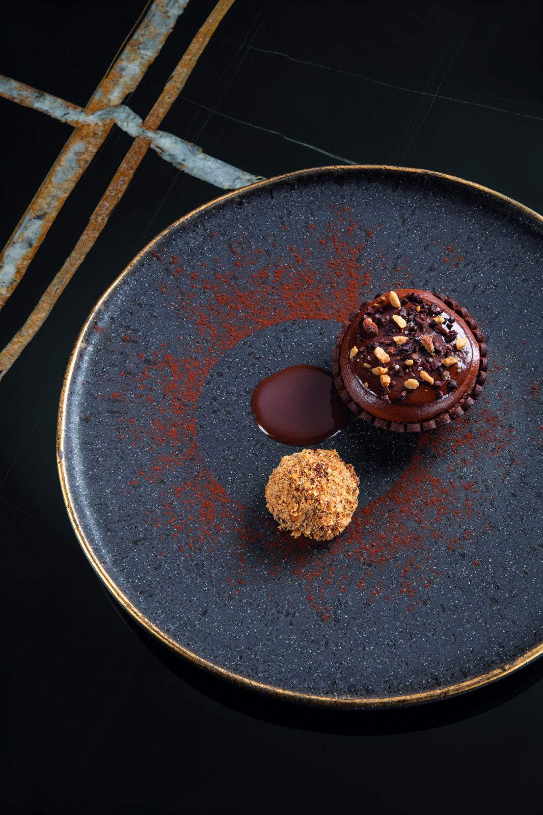 Tarte tiède au chocolat nyangbo 68 %, cacahuètes et fleur de sel