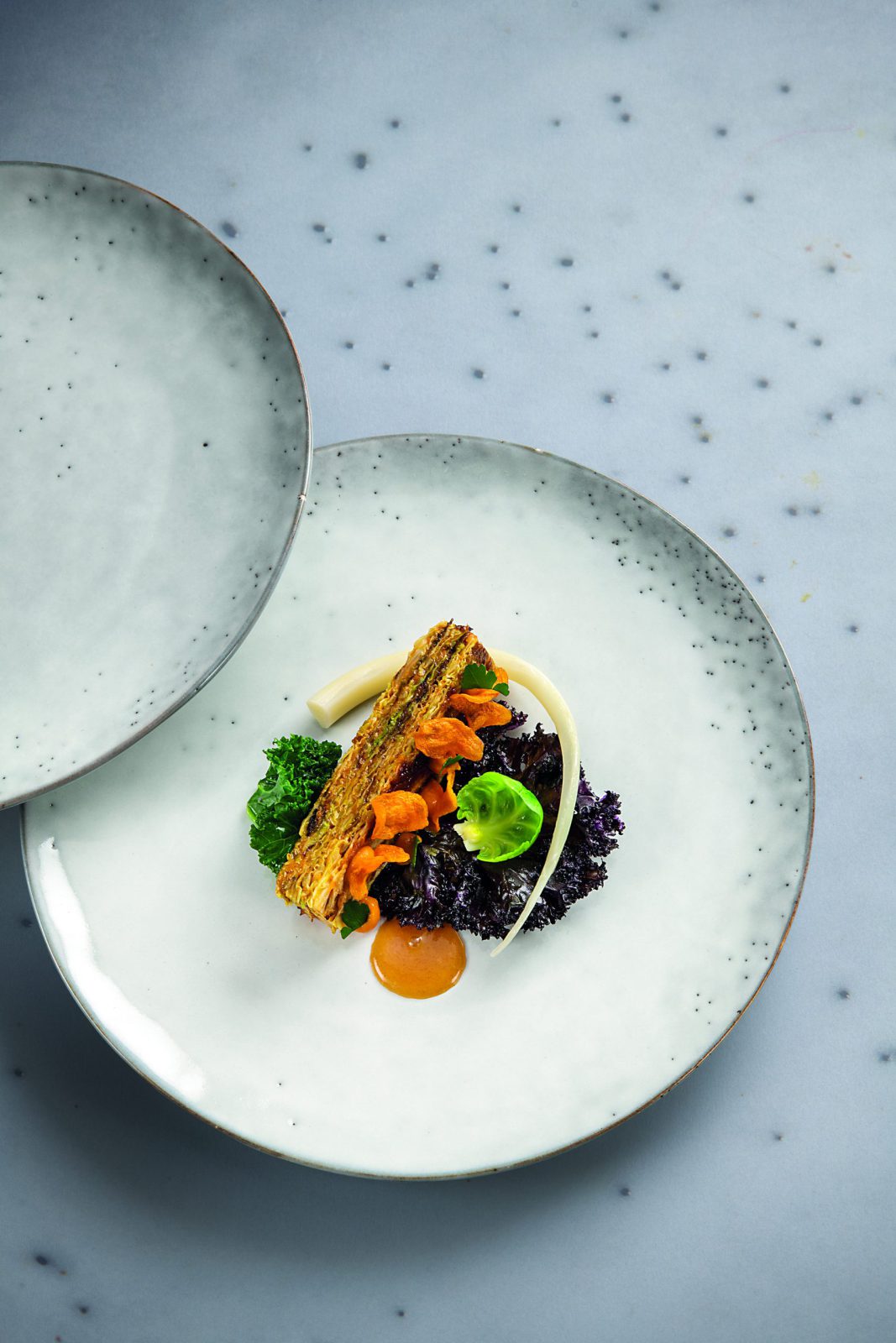 Mille-feuille de chou rôti et carottes des sables, bouillon végétal, côte en pickles
