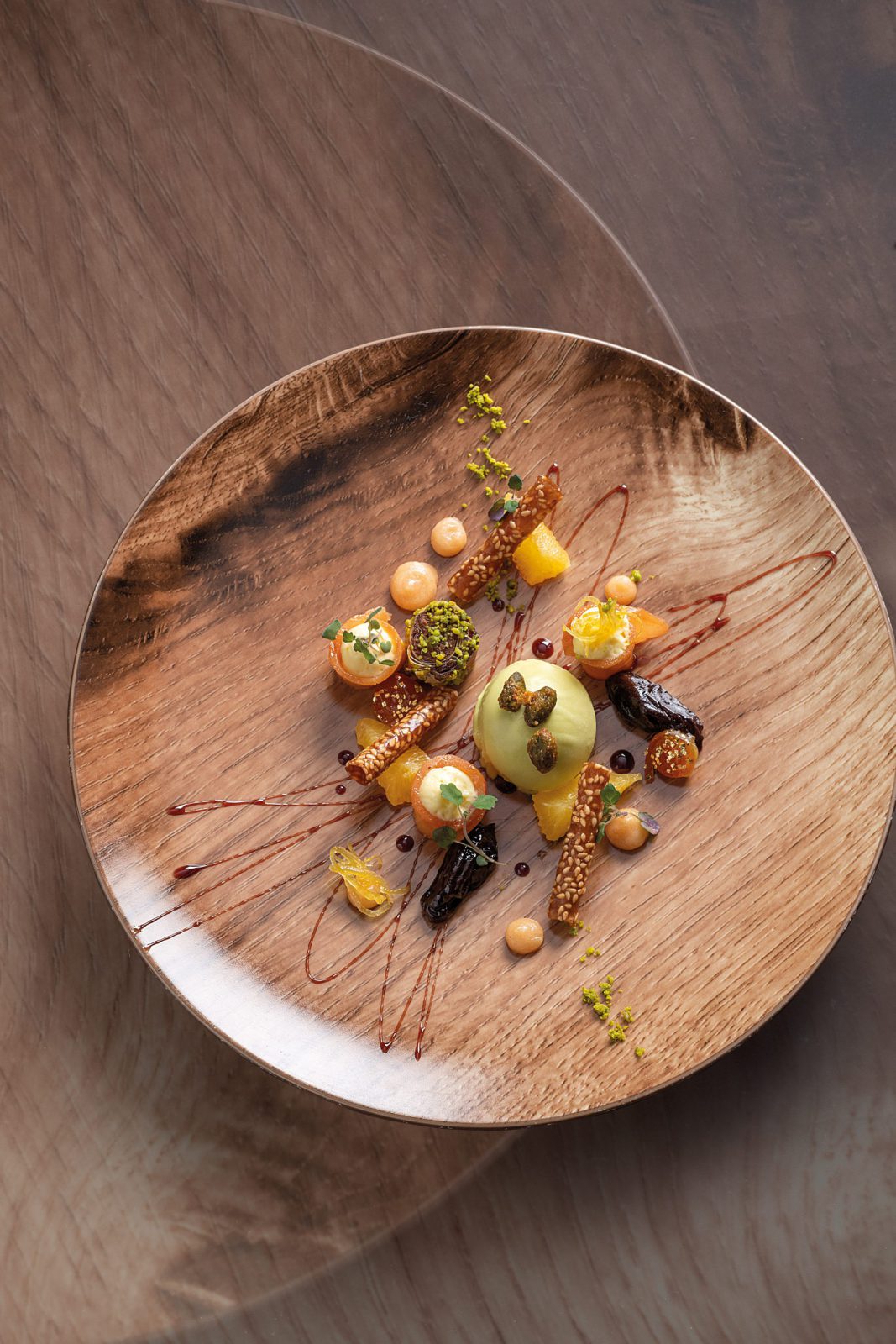 Coings et pruneaux, baklava et glace à la pistache de sicile, nougatine sésame