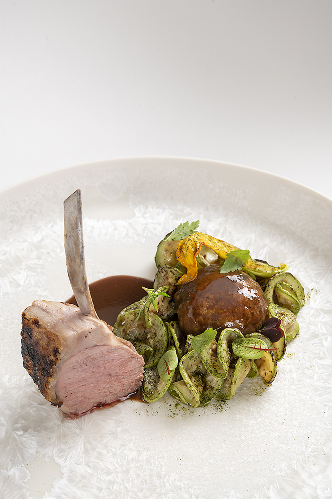 Côte d’agneau du pays d’oc, courgette « cucuzza » au barbecue, jus à l’olive