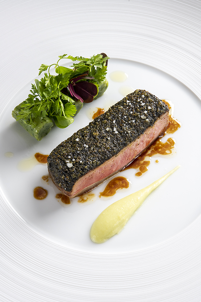 L’AGNEAU DE LAIT selle en croûte de Nori, purée de colrave, gnocchis aux herbes fraîches, jus au basilic et citron confit