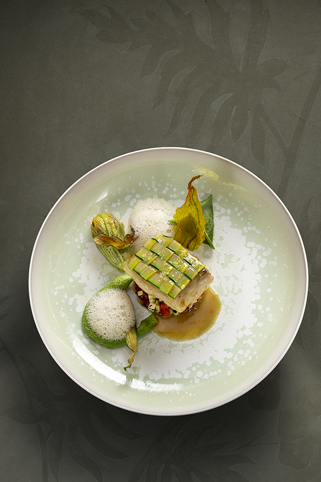 Daurade de méditerranée, courgette violon crue et en raviole, émulsion de nage de légumes au jus de truffe