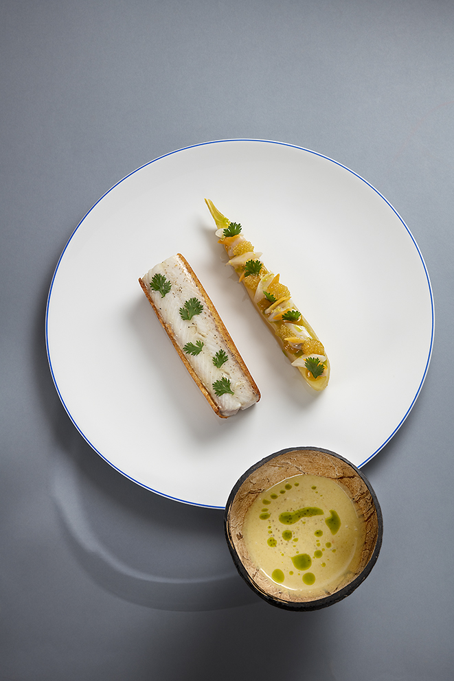 Féra en croûte de pain comme une laksa, aubergine/ananas