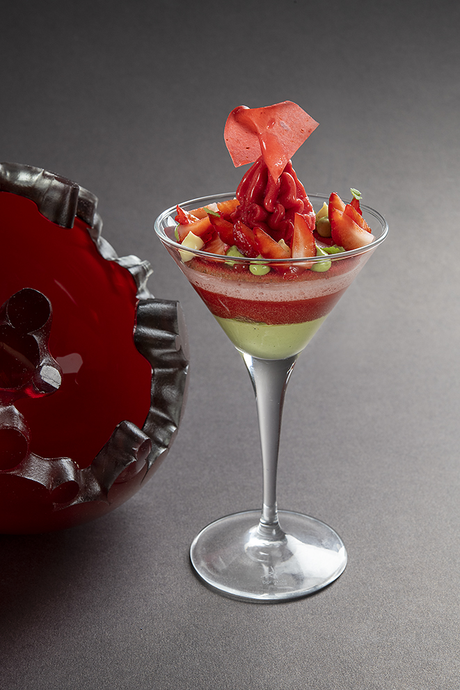 Cocktail glacé de fraises aromatisées à la mélisse