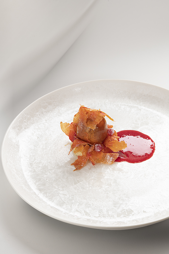 Abricot du roussillon, crème d’amandes, biscuit diamant au citron vert, jus de groseilles