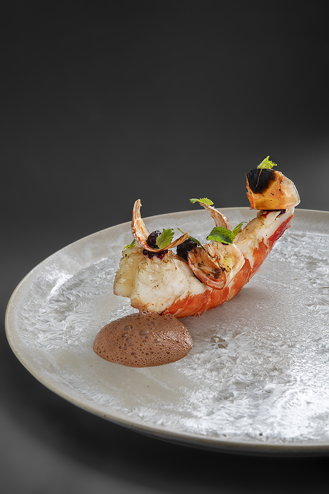Gambas « jurassique », condiment cassis sauvage-melisse, sauce bisque-bouille