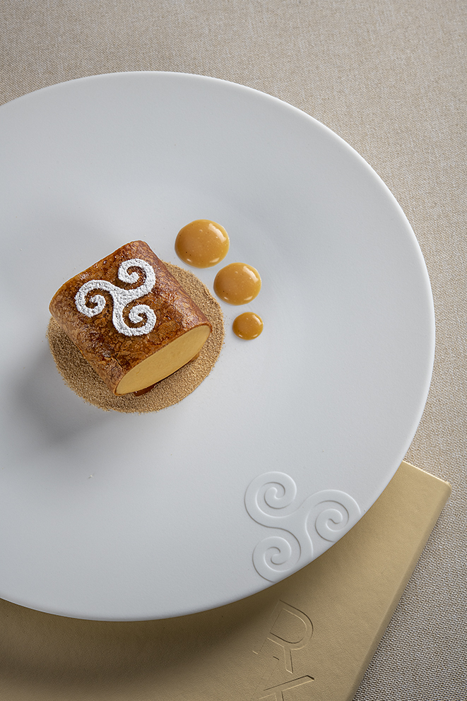 Gavotte bretonne au sorbet chocolat chouchen, mousse caramel et fraicheur de pamplemousse aux baies des bataks