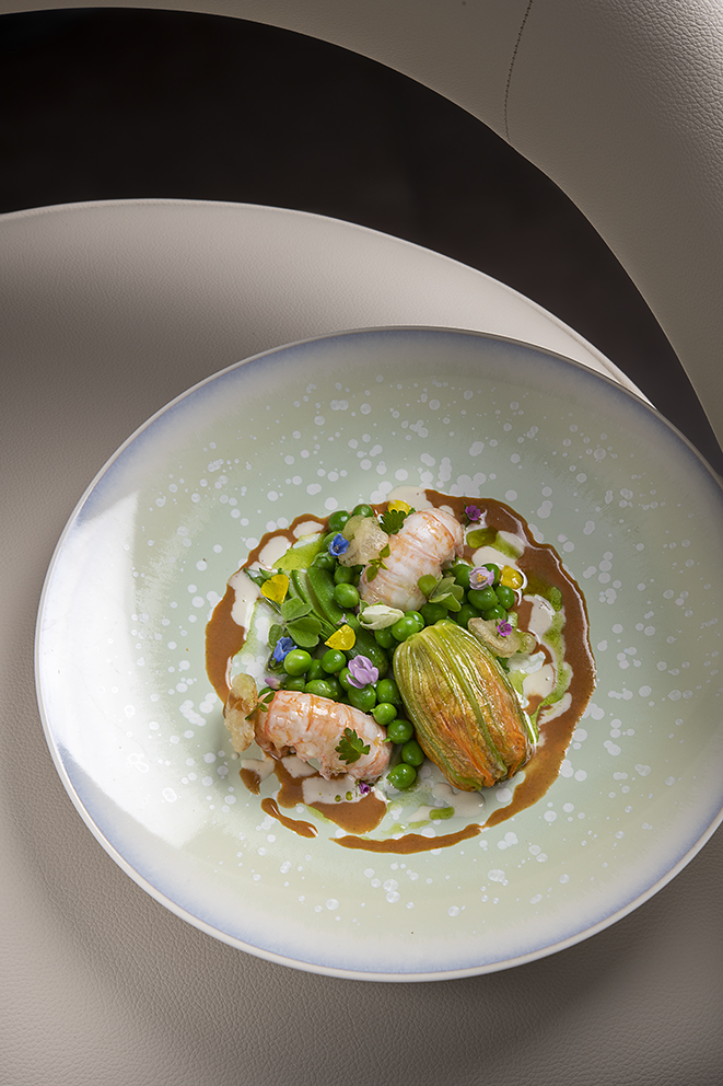 Langoustine pochée à l’eau de mer, fleur de courgette farcie au tarama de langoustine et dulce, bisque des têtes à la vanille