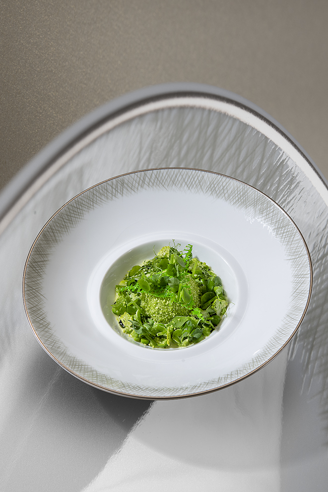 Œuf masqué aux petits pois et jus vert du jardin