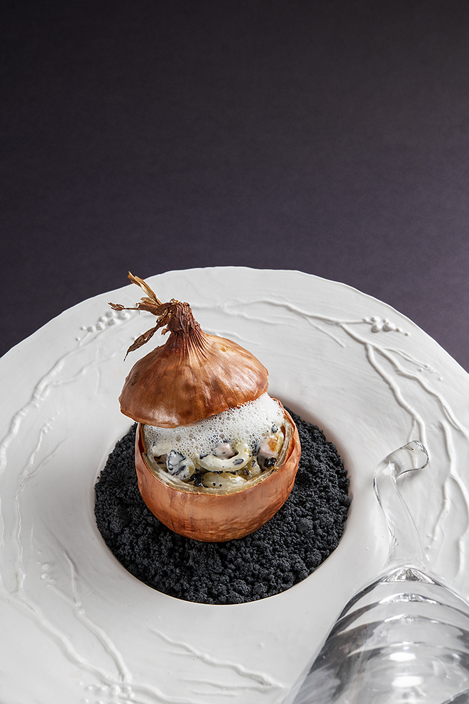 L’OIGNON PAILLE cuisiné au lard paysan, jambon de Paris et brisures de truffe noire, émulsion au jus de truffe et vieux parmesan