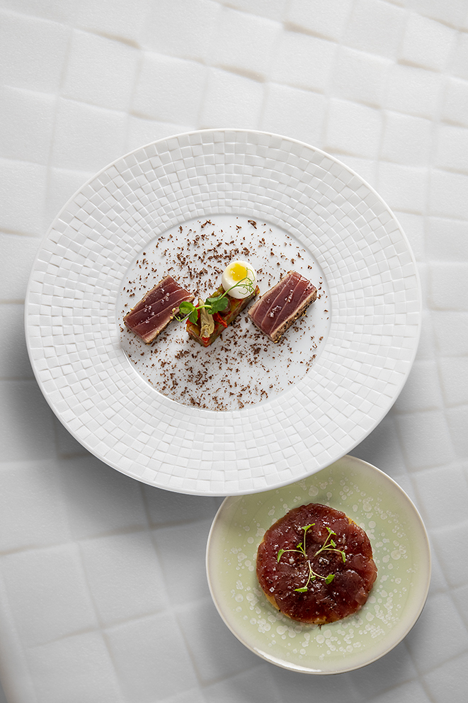Thon rouge frotté aux épices du voyage, niçoise acidulée, tarte fine de ventrèche