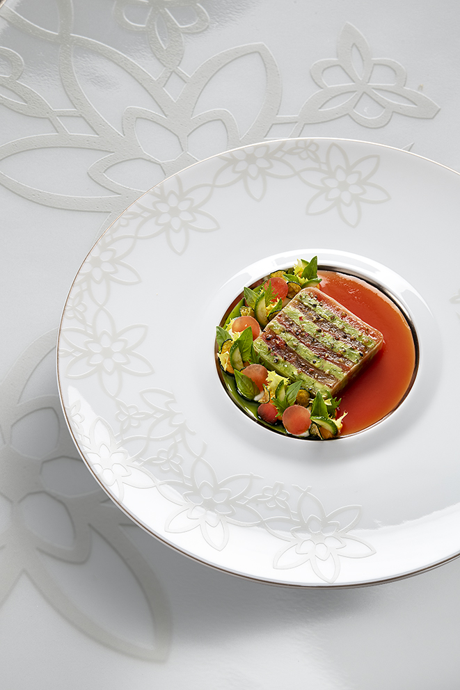 Délicat pressé de tomate et mozzarella vaudoise à l’herbe royale