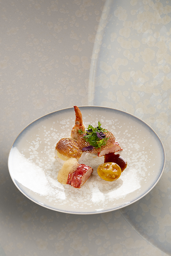 Volaille de bresse, homard bleu, raviole de homard mascarpone, jus terre et mer