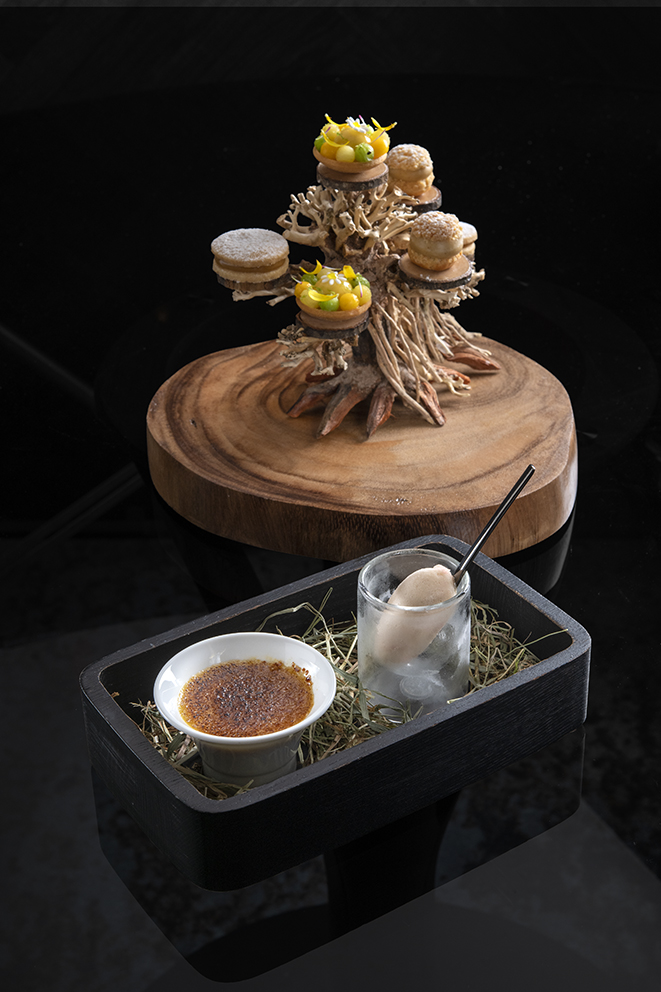 Crème brûlée à l’ail noir et foin