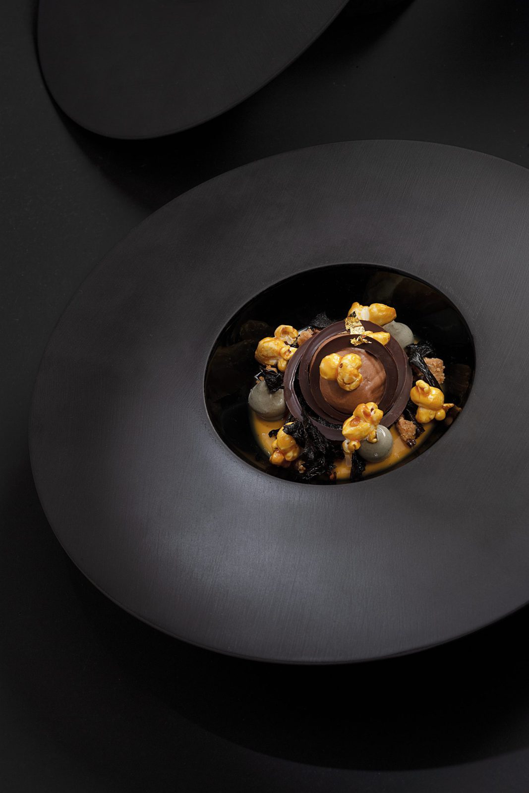 Crémeux caramel tonka, trompettes des morts, sorbet chocolat et pop-corn
