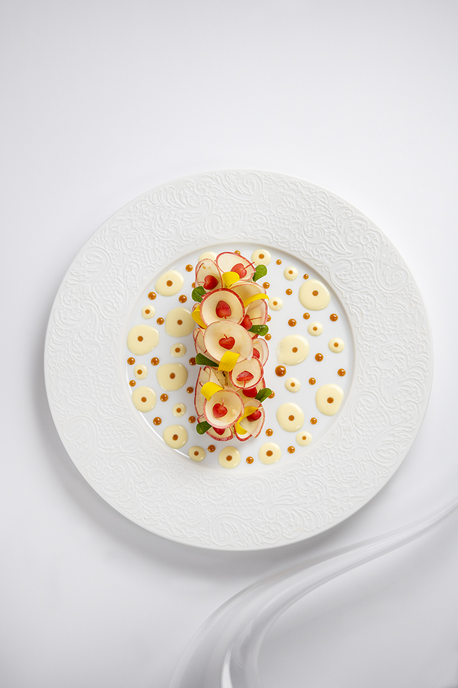 Le millefeuille de crêpes, corolles de pommes, crème anglaise et confiture de lait