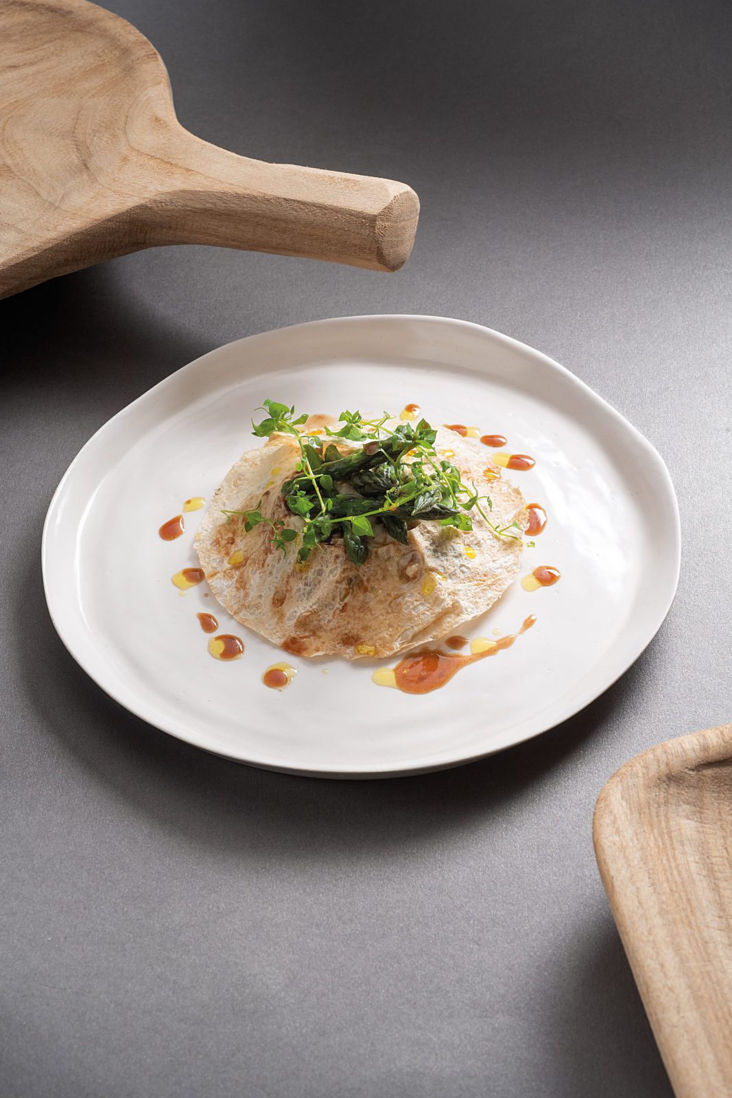 Crêpes soufflées aux asperges vertes de servian, jambon blanc ibérique