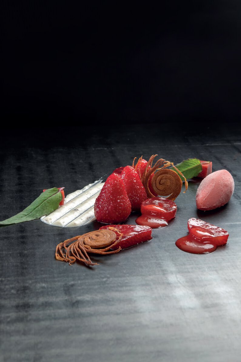 Cueillies par yannick, les fraises gariguettes gorgées de jus au parfum de monarde, crème légère au timut &amp; feuilleté