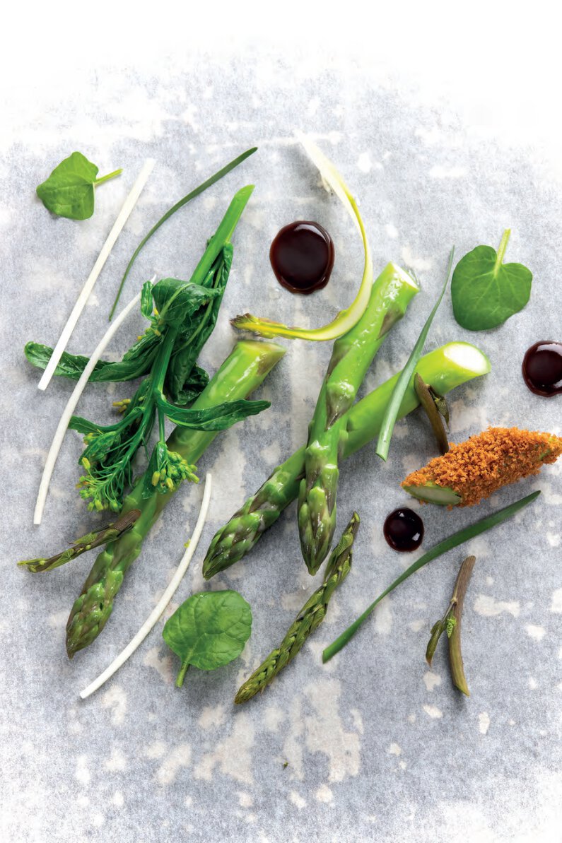 De florent, les asperges vertes relevées de garum acidulé & pain grillé, herbes de lagardelle et des fossés